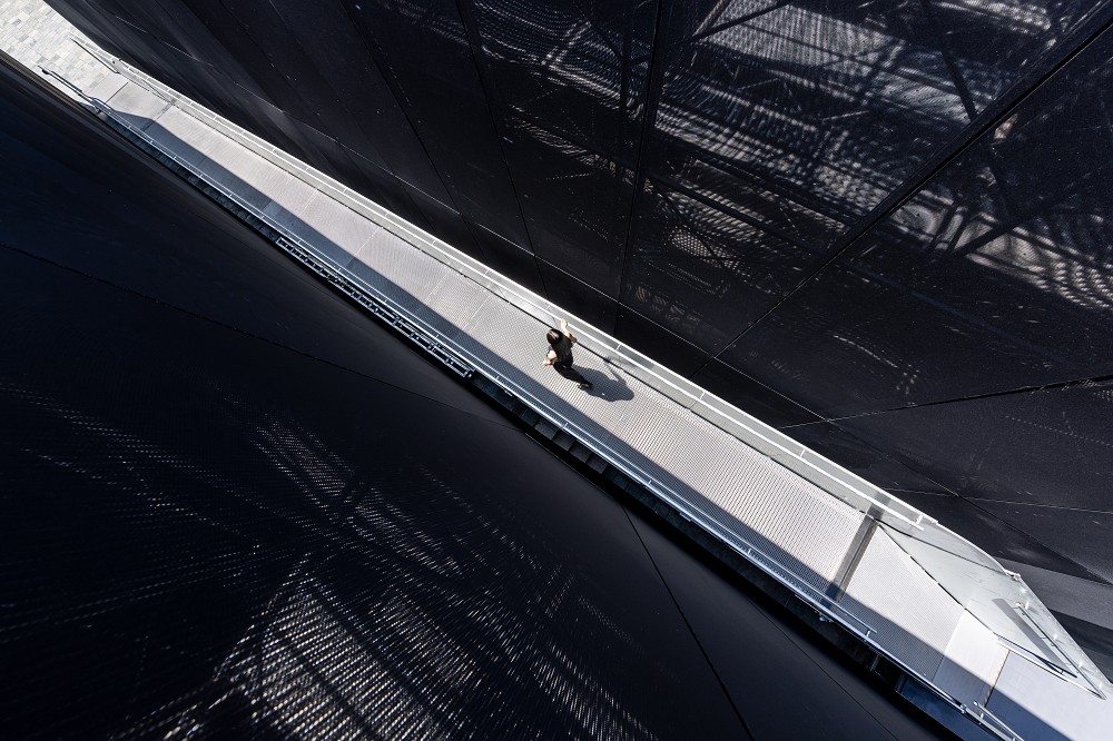 2023北美館X-site《途中》！走進高牆中擺盪蹺蹺板通道打開跨域身體感知