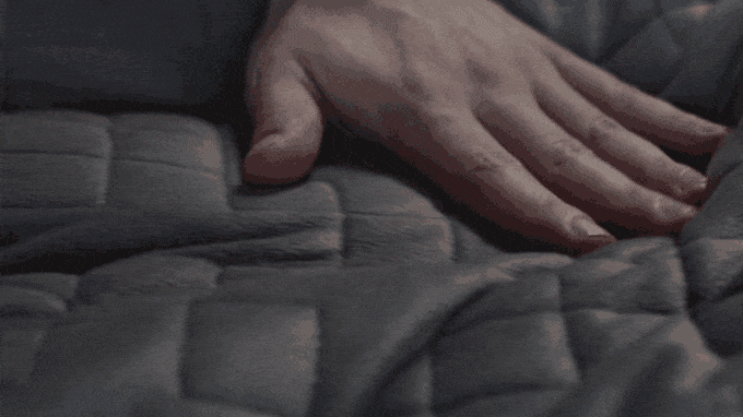 將你抱緊處理的 10 公斤棉被 Gravity，讓你宛如回到母親懷抱般的夜夜好眠