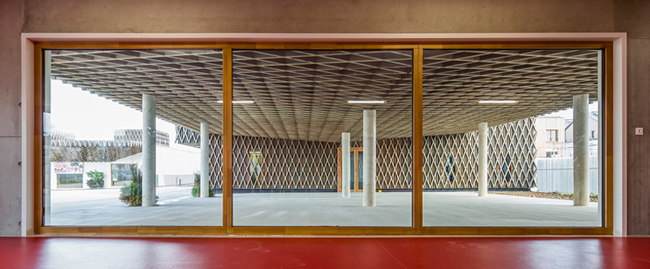 誰把堡壘蓋在田中間？法國木條包裹的生態學校