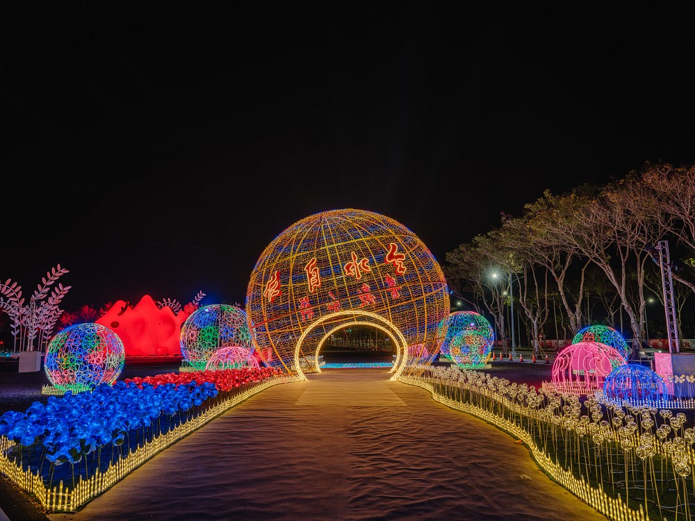 2024台灣燈會在台南「城里有光展區」!雪白鹽田竹籤地景、無限立方鏡面等15組創作