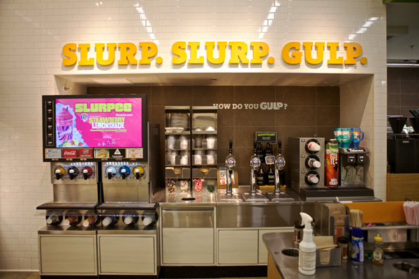 少了橘綠紅條紋更時髦，新版 7-11 概念店