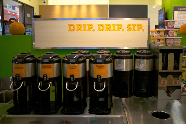 少了橘綠紅條紋更時髦，新版 7-11 概念店