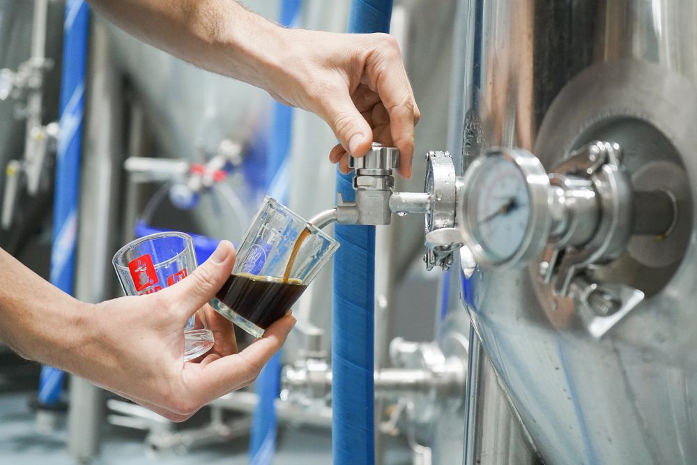 寒夜裡的絲滑救贖！酉鬼「巧克力戚風波特」甜點啤酒由北投拾米屋、巧克力專賣店 TERRA 聯手打造「裝瓶的戚風蛋糕」