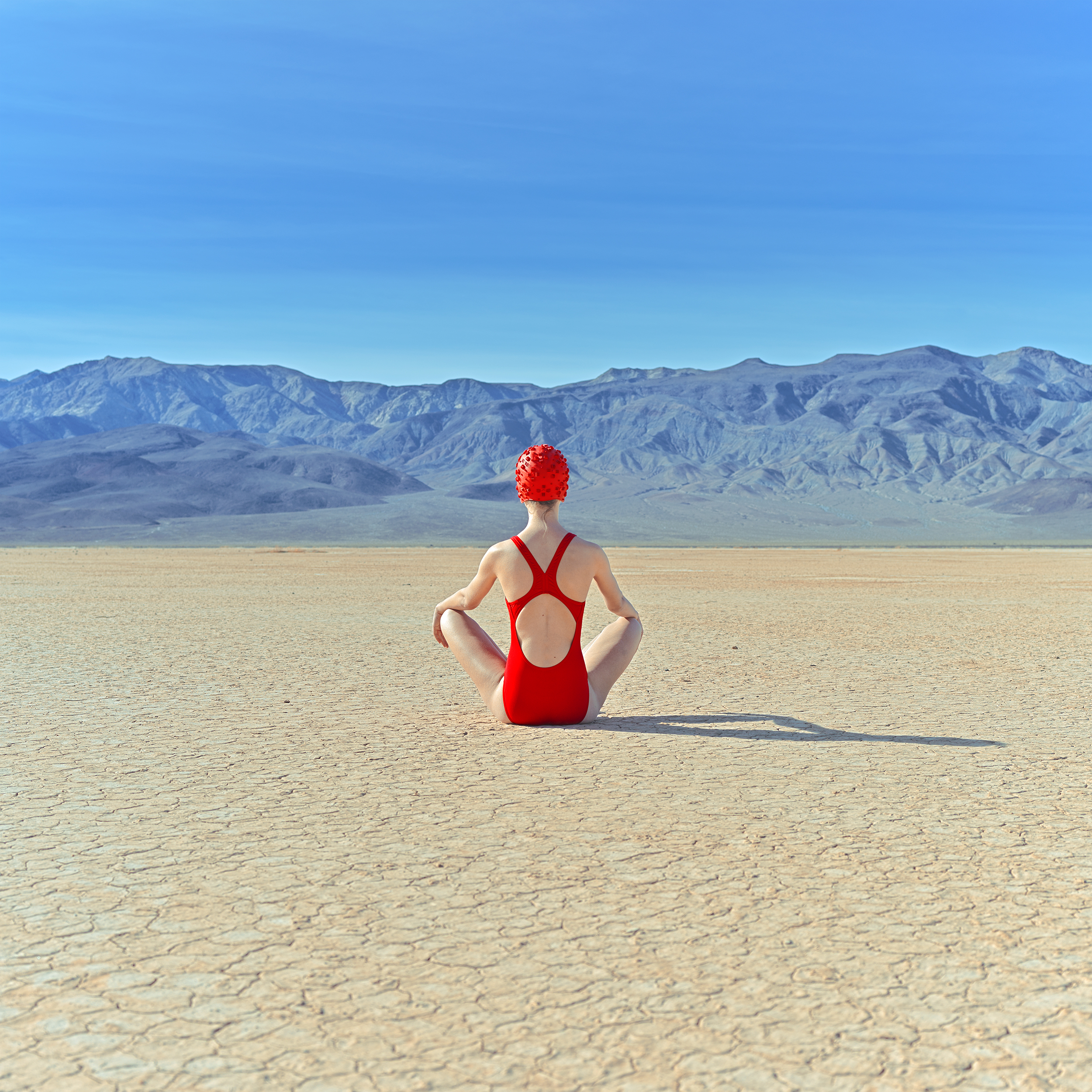 斯洛伐克泳池攝影師 Maria Svarbova 沙漠新作！《Lost In the Valley》展現荒野中靜止的空氣和時間