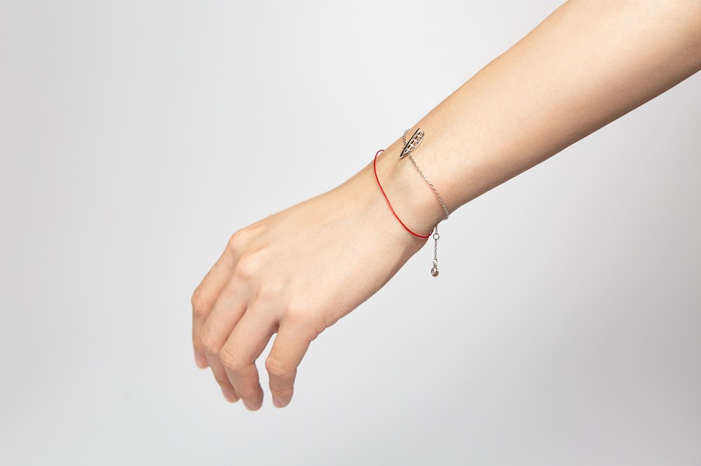 《塩田千春：顫動的靈魂》周邊商品線上開賣！紅織網袋、手繪明信片等9款商品亮點