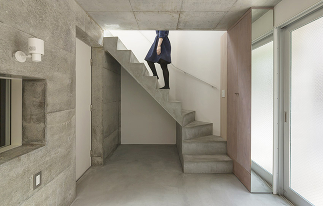 清水模 ＋ 鐵皮！東京 30 坪現代透天宅