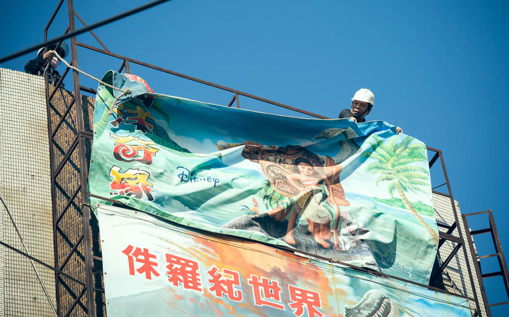 台灣看板畫師謝森山的匠人魂！手繪電影看板一甲子「我的一切都是從電影彩繪而來的」