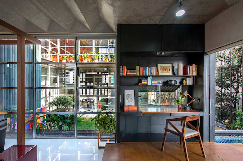 舊木門窗的美麗新生!印度南洋風水泥透天宅