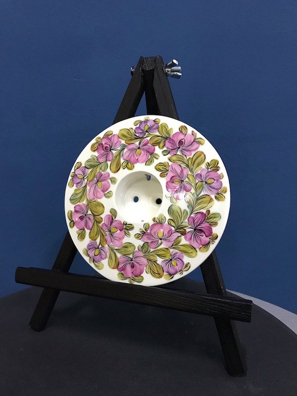 拍照再也不用避插座?結合瓷器讓插座變絕佳飾品
