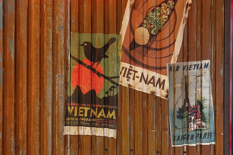 宛如走入越南的藝術街頭！結合霓虹燈、復古海報和法國殖民色彩的布達佩斯越式河粉餐館