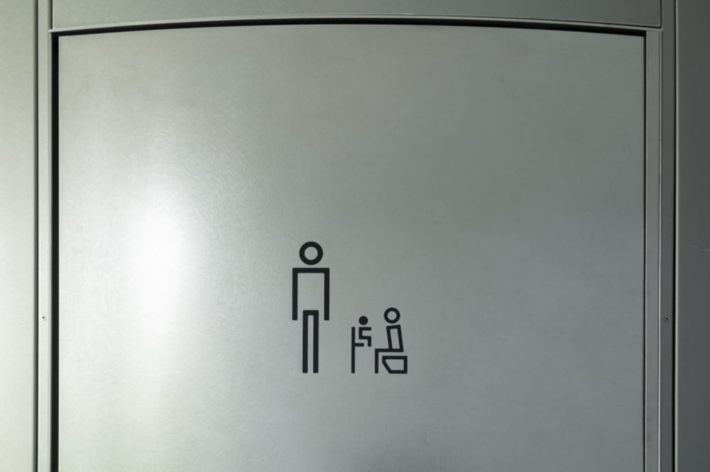 安藤忠雄大師也參戰東京公廁改造！神宮通公園公廁一改清水模，洗鍊金屬隱身綠意樹梢