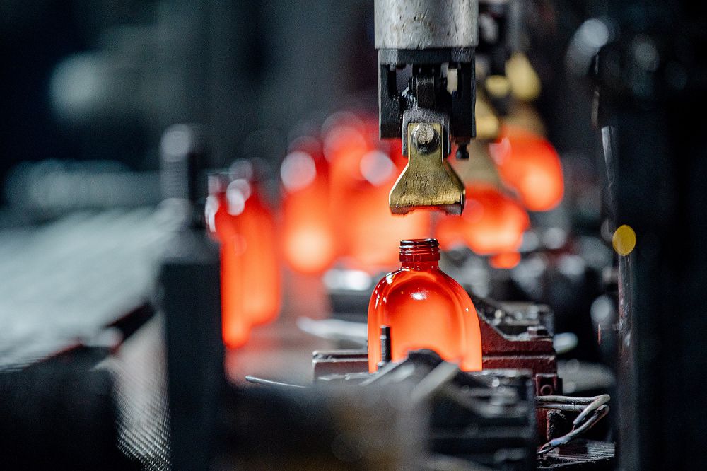 茶籽堂新油瓶亮相！無氏製作聯手春池回收玻璃、華夏玻璃百年工藝，流線簡約封藏臺灣籽苦茶油風味