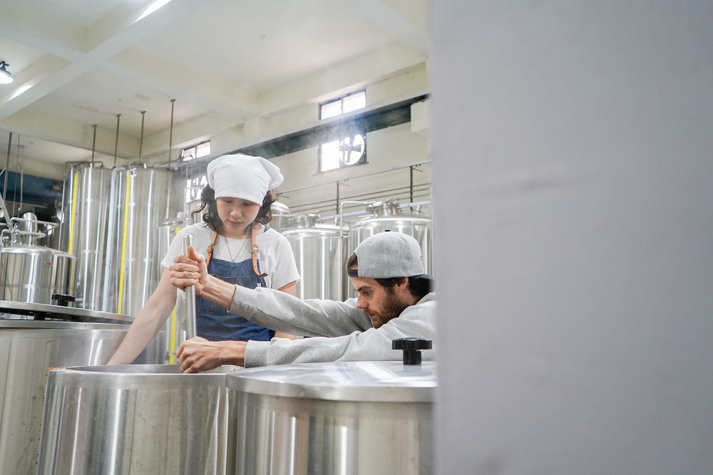 寒夜裡的絲滑救贖！酉鬼「巧克力戚風波特」甜點啤酒由北投拾米屋、巧克力專賣店 TERRA 聯手打造「裝瓶的戚風蛋糕」