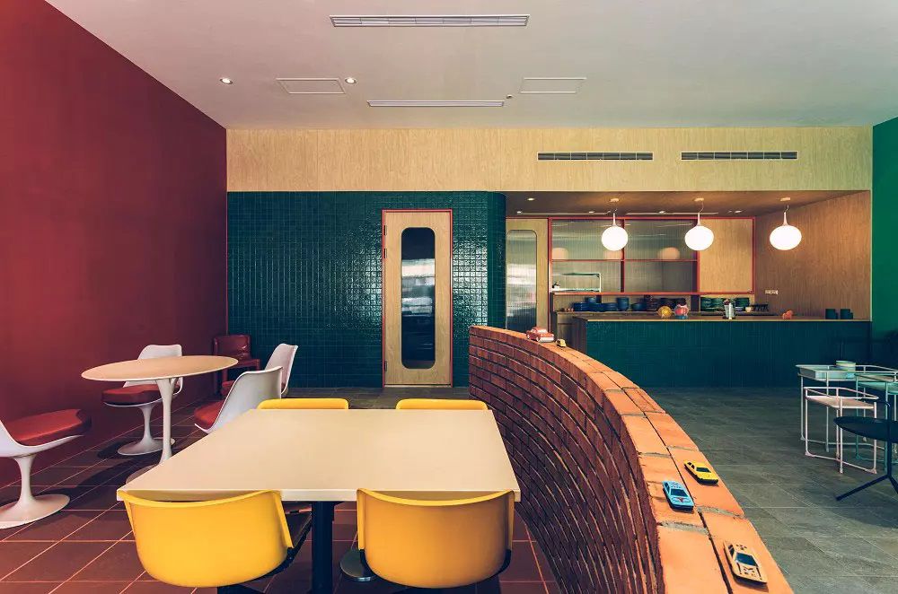 屏東「美菊麵店」2.0！以鮮明配色、質感物件打造南國最美麵店空間