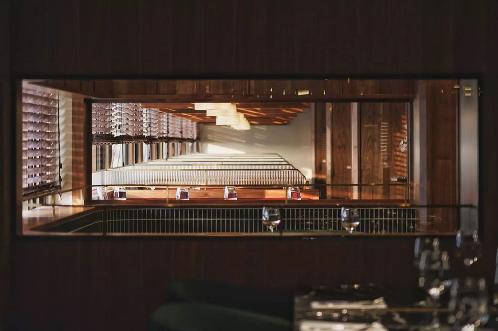 台南天下大飯店「圓頂西餐廳」老字號新風貌！本事空間設計以摩登燈具、藤編門片等台灣元素打造