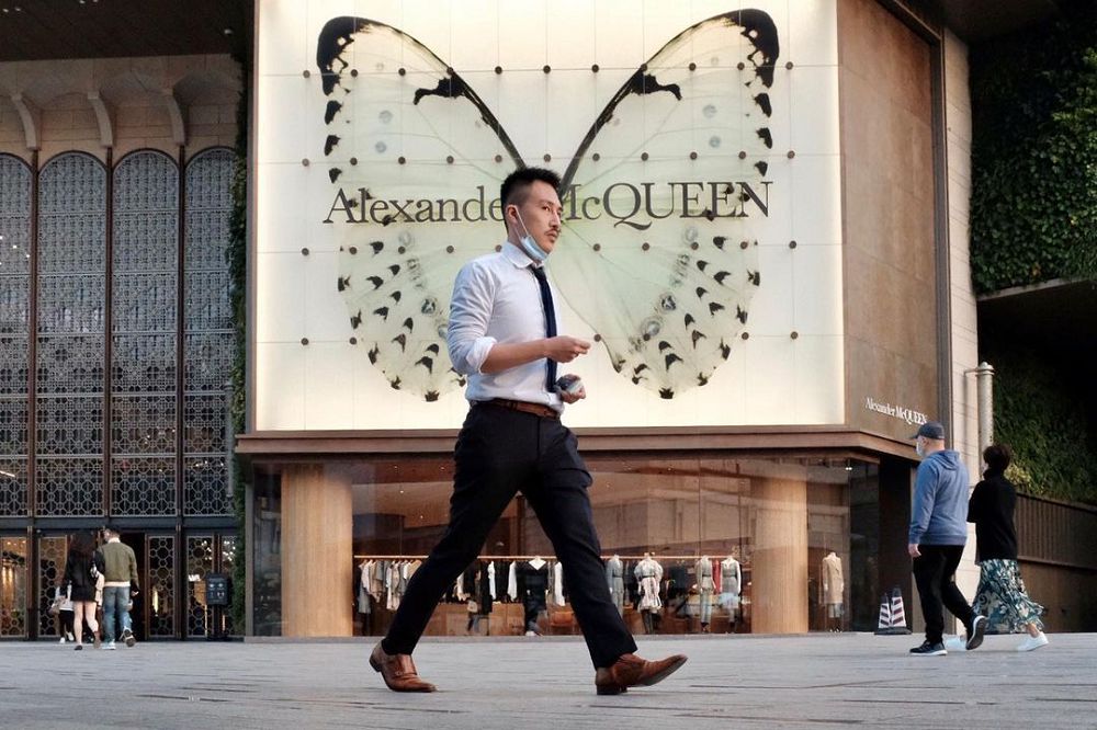 捕捉幽默街拍！香港街頭攝影師Edas Wong拍下爆炸頭樹景、路人長角的趣味作品