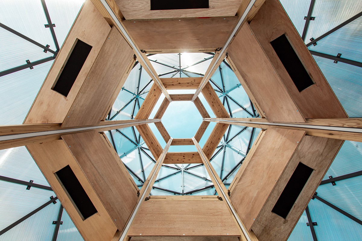 北美館X-Site《爆炸容器》感官裝置藝術！光影、聲音、觸覺共振的超現實造型塔