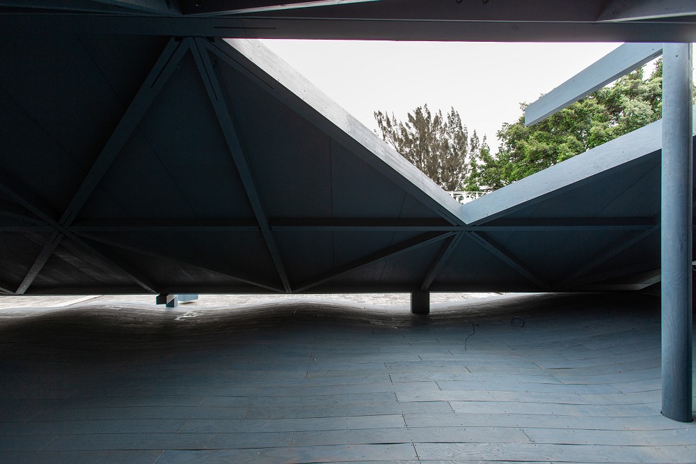 北美館《藍屋》戶外沉浸之所！灰藍木建築、波浪曲面地板演繹多重感知空間