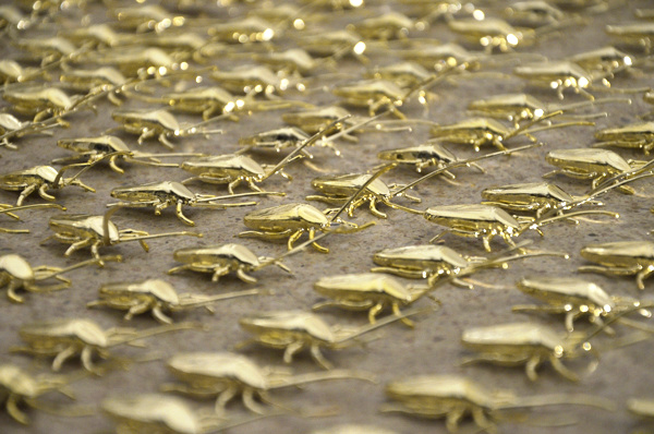 拿起拖鞋前先看仔細！鍍金的蟑螂雕塑（慎入：內有大量蟑螂）