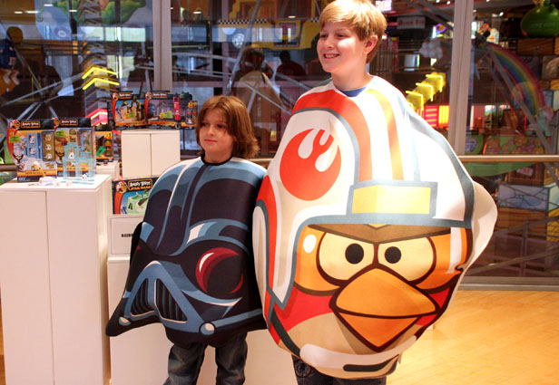 憤怒鳥真的飛到外太空去演星際大戰啦！