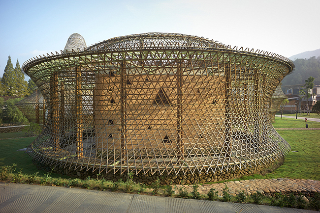 屹立鄉間的 12 座竹建築，跟著世界建築師一同深呼吸