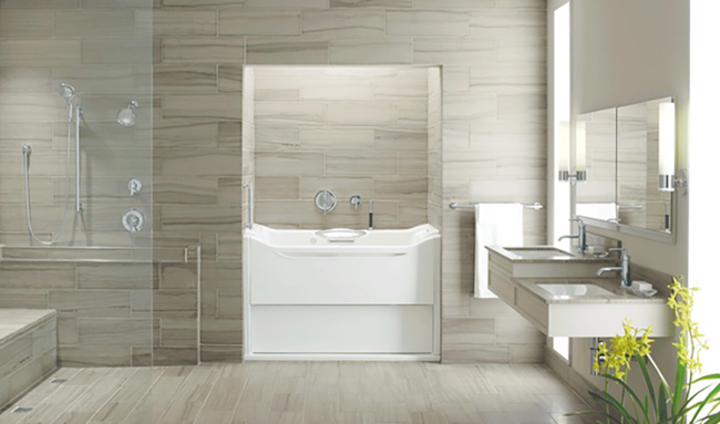 坐式入浴更安全！銀髮族防跌倒 Kohler Elevance 浴缸