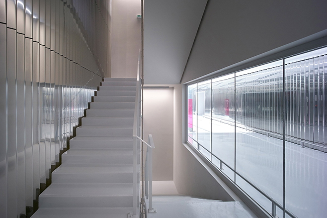 閃閃惹人愛，還是怒？聳立法國近郊的「銅牆鐵壁」