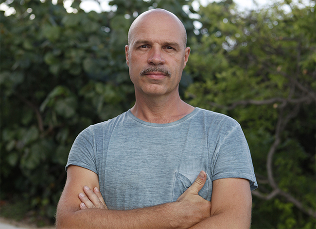 發現月球表面！Samuel Boutruche 力邀眾人在沙灘上跑起來