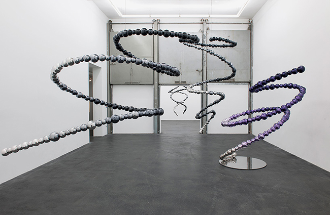 一萬塊磚的暗潮洶湧！Jean-Michel Othoniel 以玻璃堆疊幾何魔力