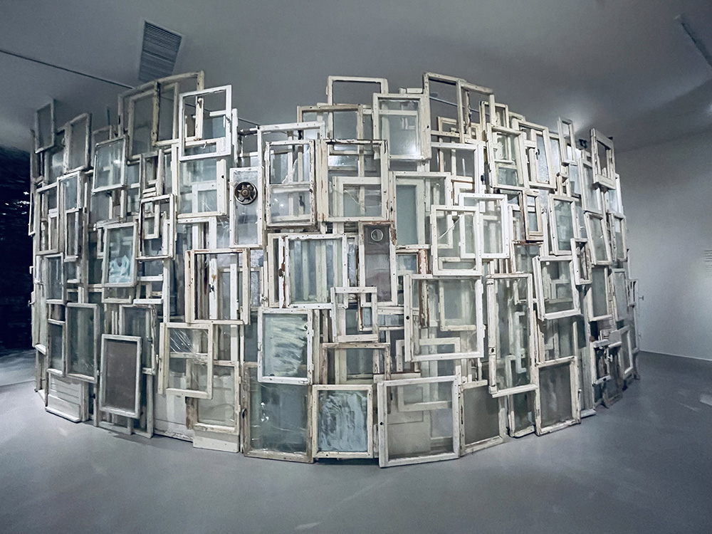 塩田千春《顫動的靈魂》北美館展覽亮點！集結黑紅織網裝置、繪畫等25年生涯創作