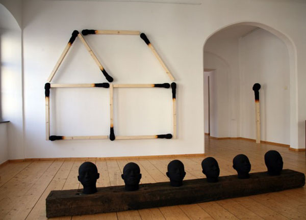 貼切闡述上班族倦怠疲憊的火柴人雕塑