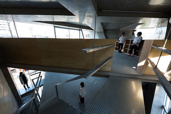 「挖掘」建築本身的樣貌，節省 60% 材料的幾何混凝土建築