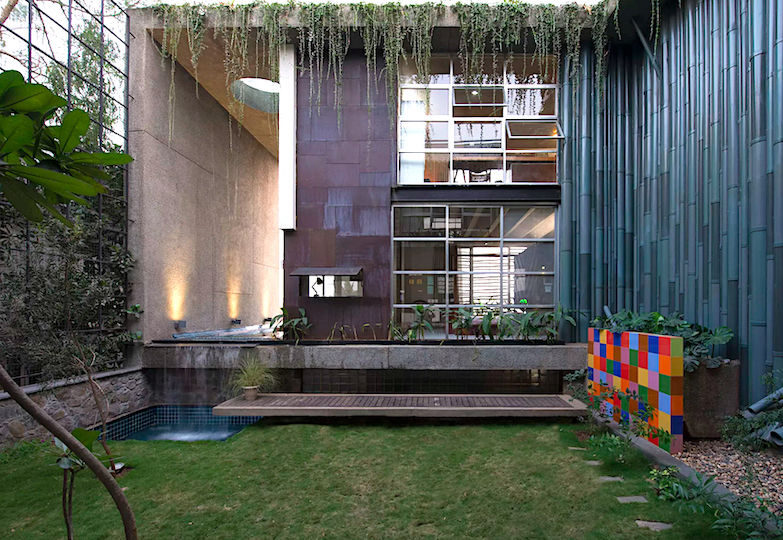 舊木門窗的美麗新生!印度南洋風水泥透天宅