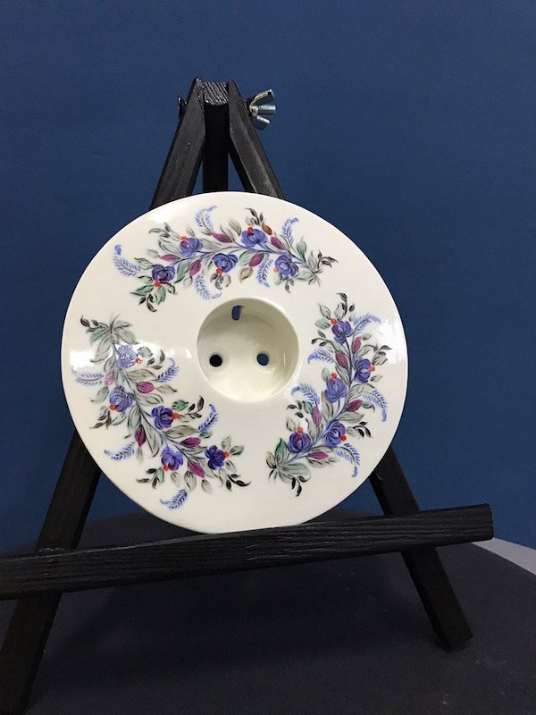 拍照再也不用避插座?結合瓷器讓插座變絕佳飾品