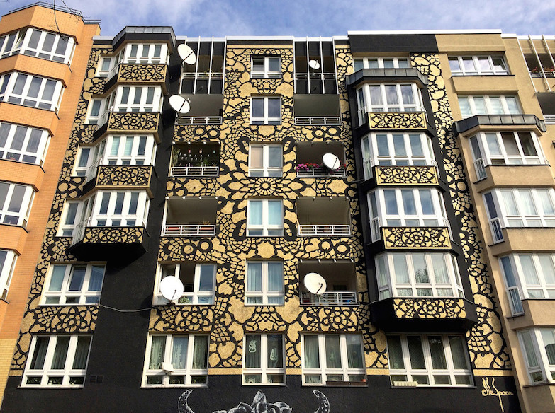 人要衣裝，佛要金裝，建築物也要穿上蕾絲才漂亮