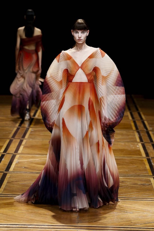 如花瓣、雲朵般夢幻縹緲流動!荷蘭設計師Iris van Herpen打造怪美的科幻感高級訂製服