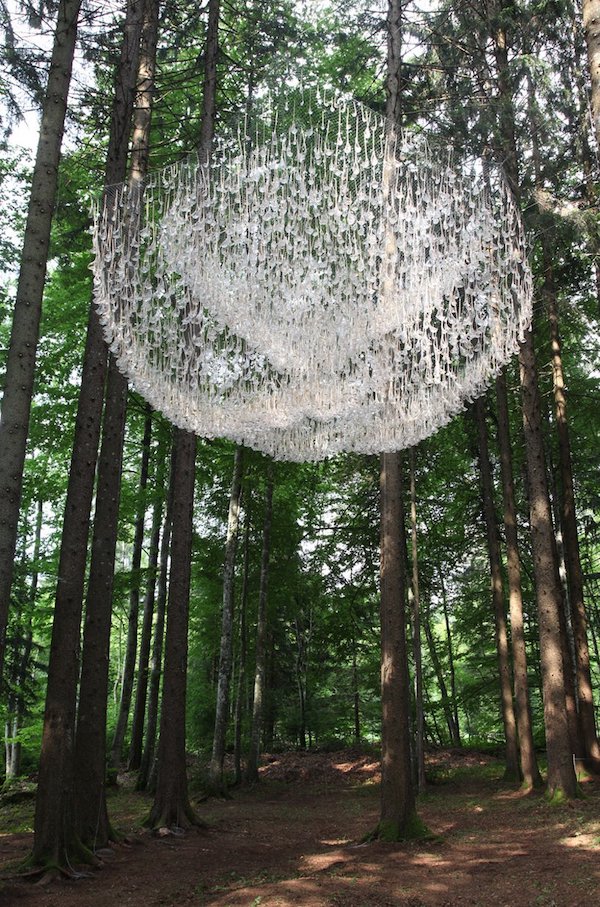 宛如森林中的絕美水晶吊燈！義大利雕塑公園裝置藝術《Reservoir》以 5000 水滴與雨水互動
