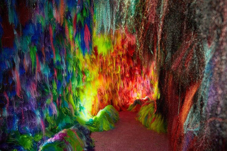 打破冰天雪地的印象!冰島藝術家以繽紛人造髮絲X金屬樂團音樂打造威尼斯雙年展冰島國家館