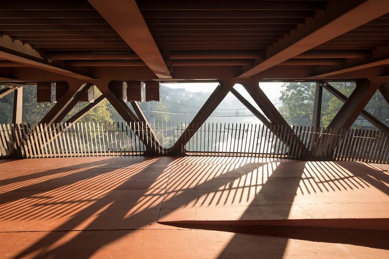 這是一座橋，更是一座博物館！橫跨萬溶江、靈感源自湘西廊橋的中國湖南吉首美術館