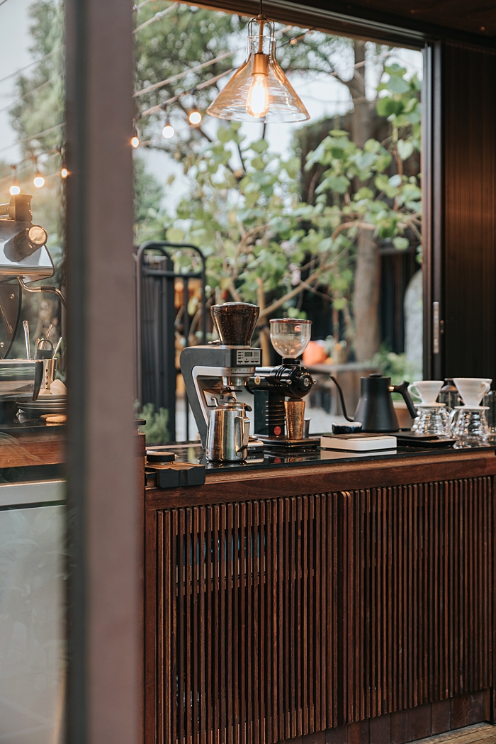 新竹秘境咖啡館「東厚食 Café」！開放式舊貨櫃吧台 X 綠意幽微小徑，置身喧囂城中的自然原野