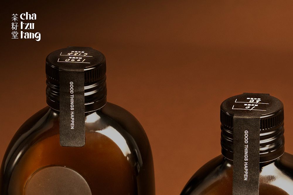 茶籽堂新油瓶亮相！無氏製作聯手春池回收玻璃、華夏玻璃百年工藝，流線簡約封藏臺灣籽苦茶油風味