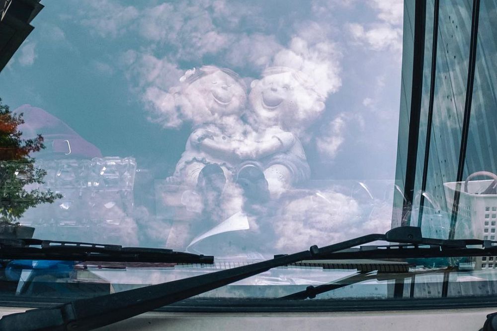 捕捉幽默街拍！香港街頭攝影師Edas Wong拍下爆炸頭樹景、路人長角的趣味作品