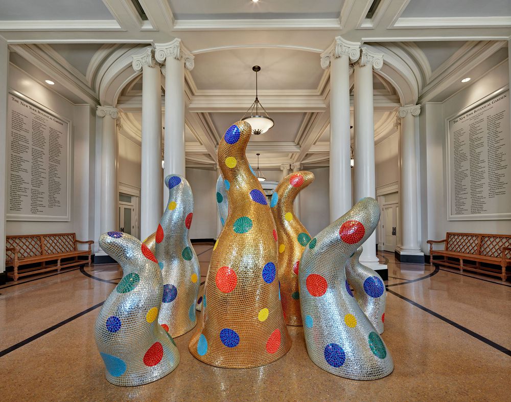 草間彌生《宇宙自然》紐約植物園開展！跳舞南瓜、無限鏡屋、圓點樹等奇幻裝置