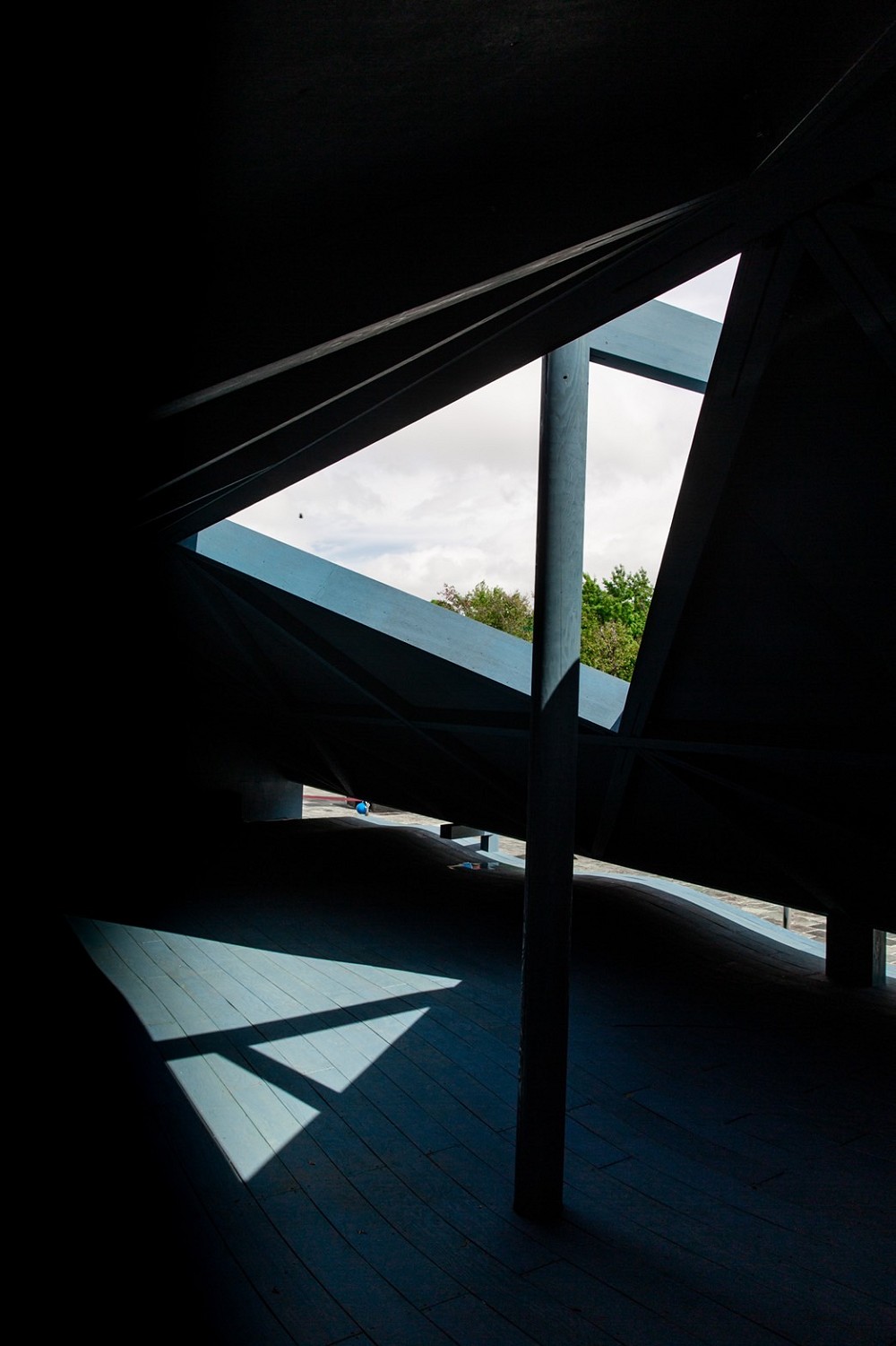 北美館《藍屋》戶外沉浸之所！灰藍木建築、波浪曲面地板演繹多重感知空間