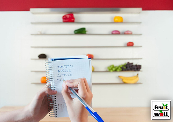 將色澤飽滿的新鮮水果擺成一面牆，透氣延長水果壽命概念設計