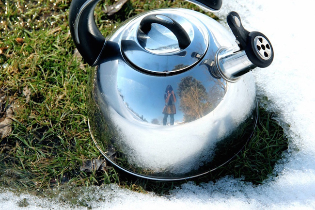 燒水前先笑一個！Esha Biswas 的茶壺攝影美學