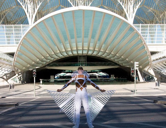 換上一身樑柱結構，法國藝術家的模仿建築衣著