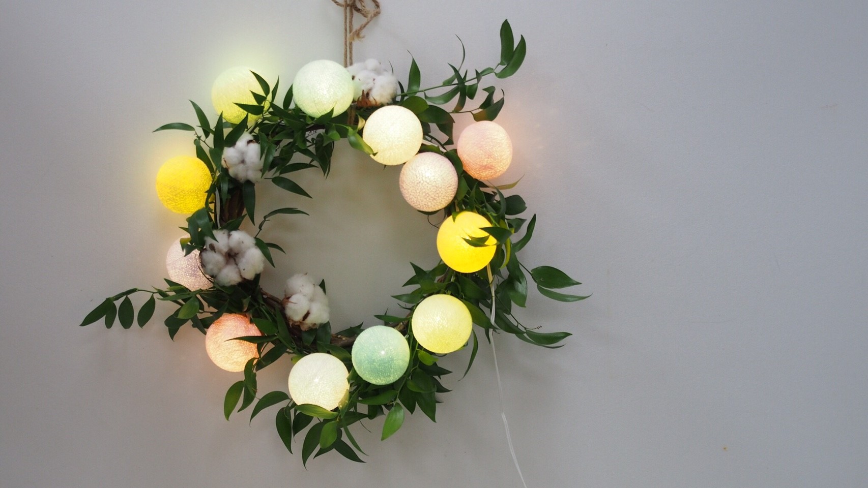 是燈是花也是禮，棉球燈捧花滿足女孩們的少女心大噴發