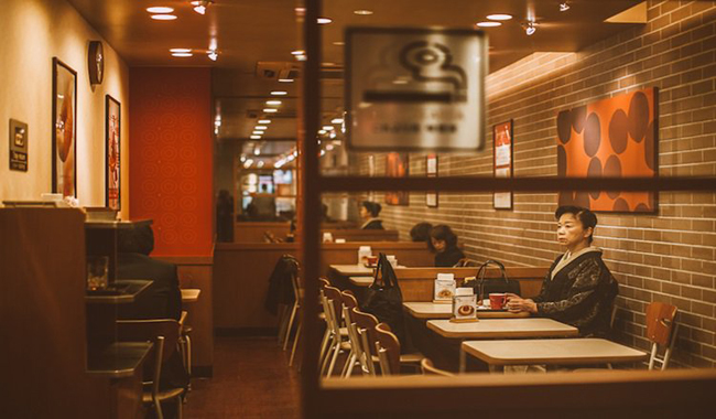 孤獨感爆發！波蘭攝影師Justyna Zduńczyk捕捉寂寞感十足的日本街拍