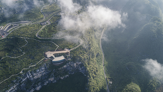 一座平凡的美術館，但它「懸浮」在百米絕壁之上